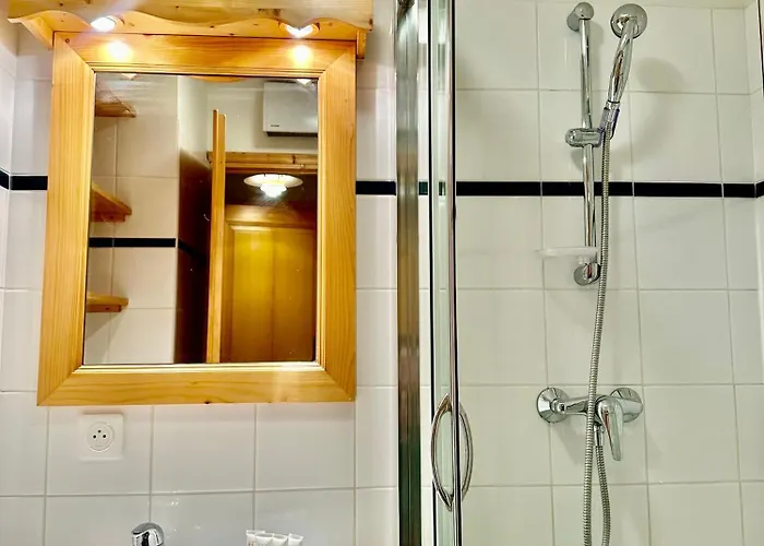 New! Charming 2-bedroom Close To Lifts Lägenhet *