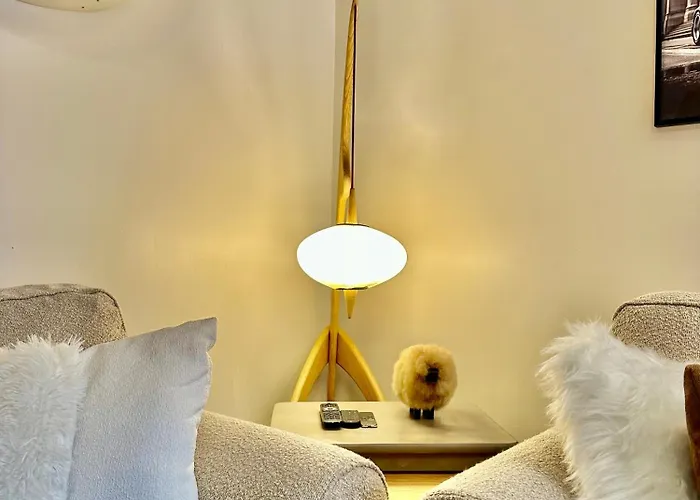 New! Charming 2-bedroom Close To Lifts Lägenhet