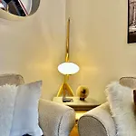New! Charming 2-bedroom Close To Lifts Apartment