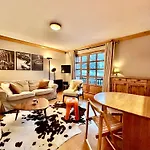 New! Charming 2-bedroom Close To Lifts Apartment *