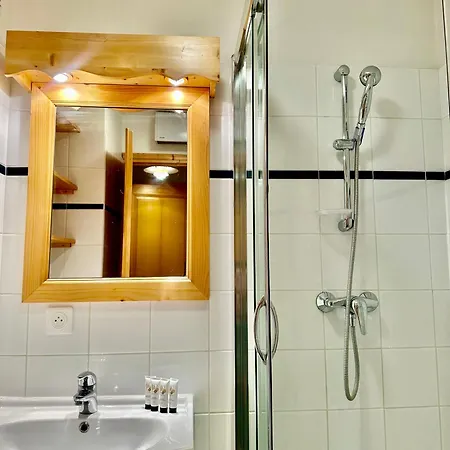 New! Charming 2-bedroom Close To Lifts דירה *
