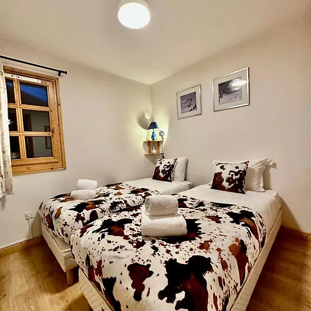 New! Charming 2-bedroom Close To Lifts דירה *
