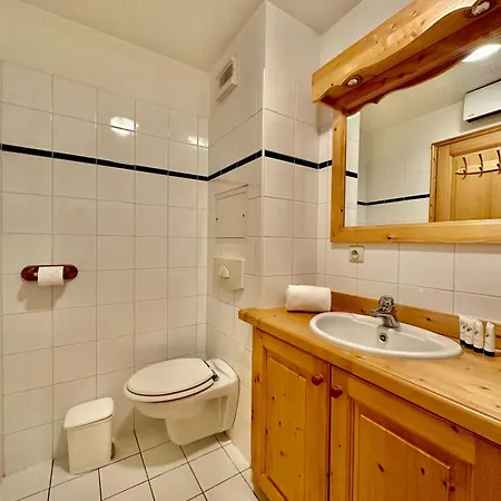 New! Charming 2-bedroom Close To Lifts דירה *