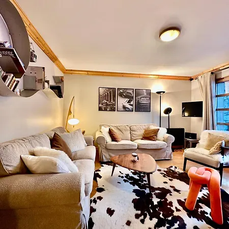 New! Charming 2-bedroom Close To Lifts 谷雪维尔