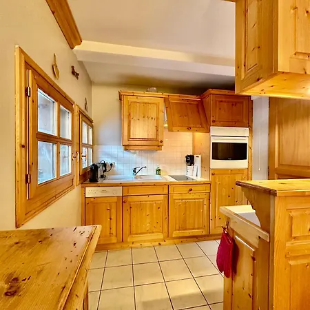 New! Charming 2-bedroom Close To Lifts דירה *