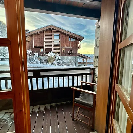 New! Charming 2-bedroom Close To Lifts 公寓 谷雪维尔