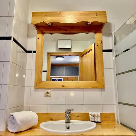 New! Charming 2-bedroom Close To Lifts קורשבל